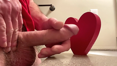 She's alarrado himself on the beach with cum