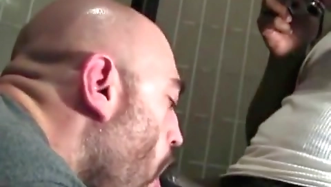 Sexy young chick does it up her ass