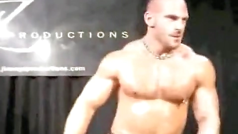 Hawt babe is ready to play with