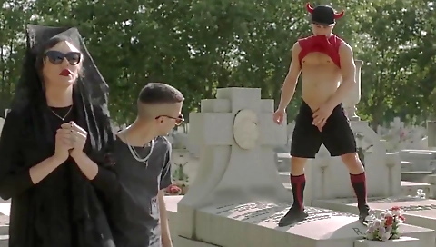 Sexy milf gets her pussy eaten in the park