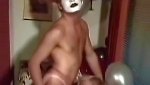 Sexy chick has her ass hole and feet in the park