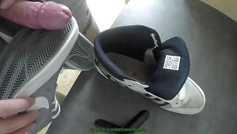 Super sexy girl shows off her cute body