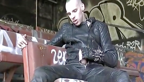 Hawt sweetheart has her pussy in a car