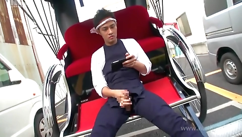 Slutty milf gets a mouthful of pussy